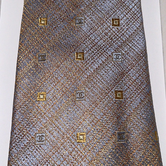 Preloved Chanel Tie excellent condition 100% Silk comes with box. - Picture 3 of 8